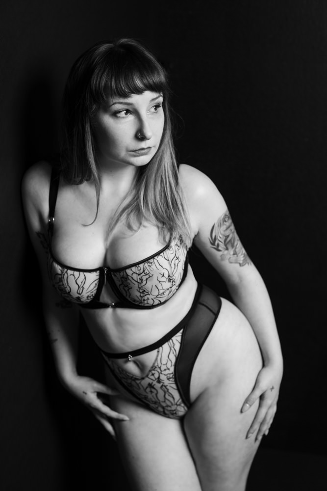 get-ready-for-a-boudoir-photo-shoot-curvy-woman-in-black-lingerie-posing-for-lingeri-ephotos-in-front-of-black-background