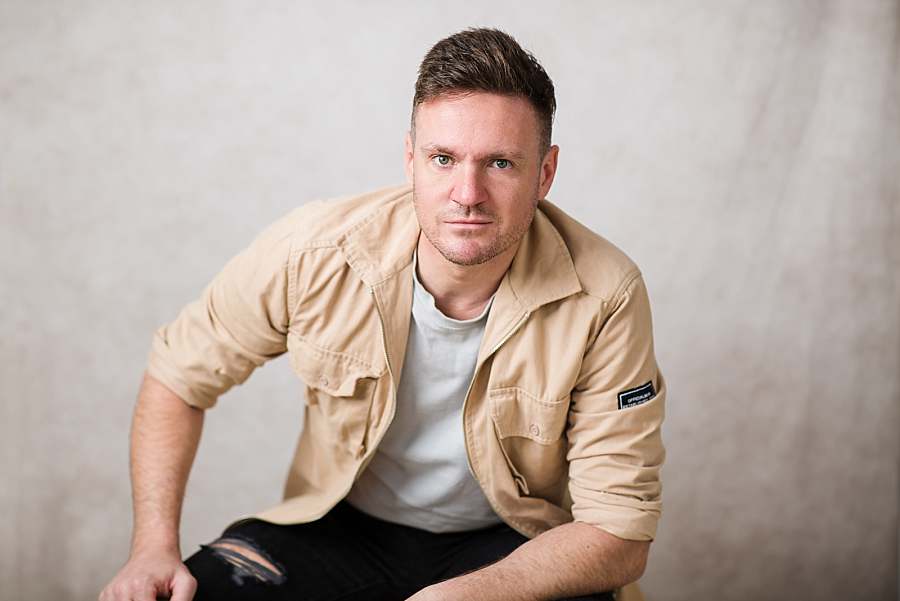 dating-profile-pictures-male-man-leaning-on-knee-by-london-photographer