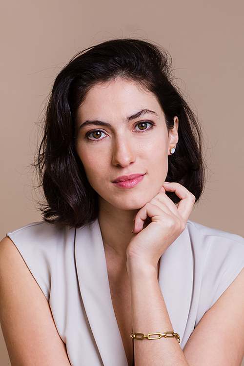 best-pictures-on-linkedin-woman-female-professional-headshot-black-shoulder-length-hair