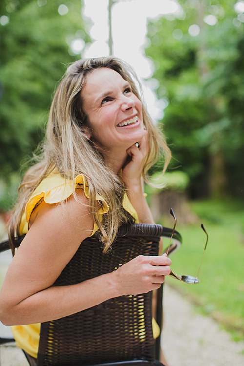 brand-photography-woman-on-chair-in-park-laughing
