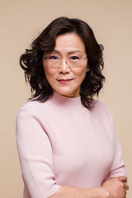 professional-headshot-by-coporate-photographer-Chinese-middle-age-woman-with-glasses-in-pink-dress