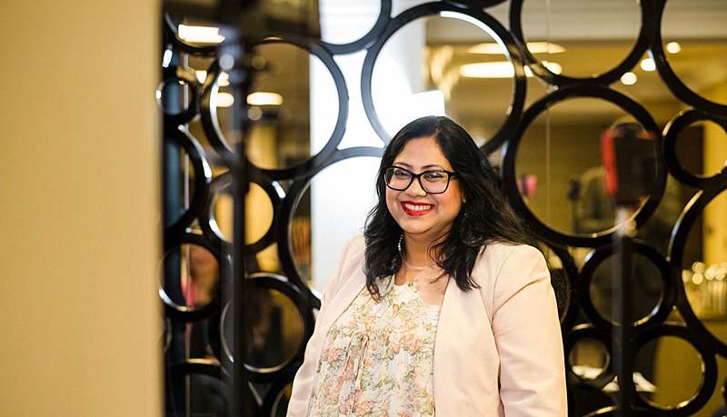 testimonial-event-photographer-female-organiser-in-event-candid-photo-smiling